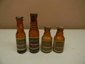 lot 21 image: 4 VINTAGE BLATZ BEER SALT & PEPPER SHAKERS - NICE - SEE PICTURES