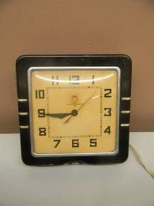 lot 35 image: VINTAGE GENERAL ELECTRIC HANGING WALL CLOCK - WORKS - SEE PICTURES