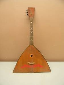 lot 40 image: VINTAGE MOCKBA-80 RUSSIAN GUITAR 3 STRING INSTRUMENT - APPEARS TO BE ORIGINAL & GOOD CONDITION - VERY UNIQUE PIECE - SEE PICTURES