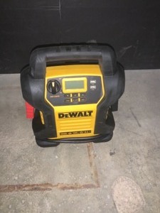 DEWALT 1400 PEAK AMP PORTABLE CAR JUMPER STARTER WITH DIGITAL COMPRESSOR. SEE PICTURES