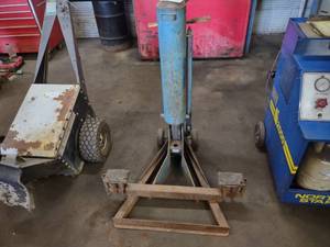 lot 26 image: Auto Specialties Air Jack, Works...