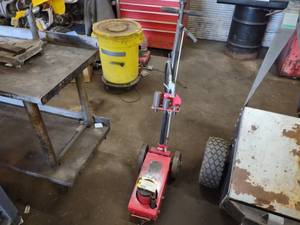 lot 27 image: Torin Big Red 22 Ton AirHydraulic ...