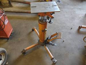 lot 35 image: Transmission Jack, Needs Seal, Work...