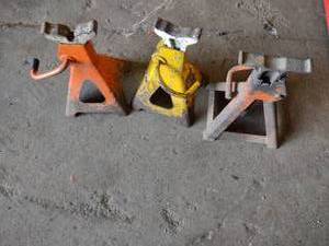 lot 47 image: (3) Jack Stands...