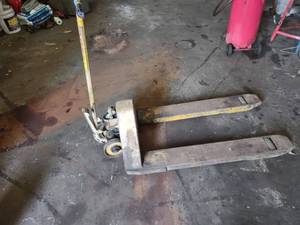 lot 71 image: Pallet Jack, Works...
