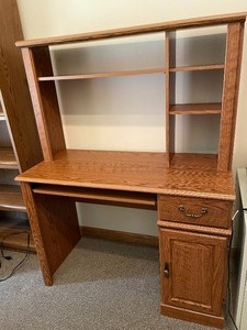 lot 48 image: Sauder Computer Desk