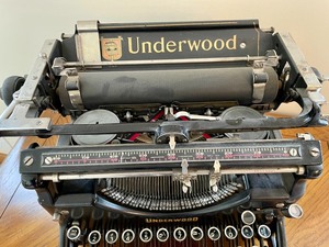 lot 33 image: Vintage Underwood Typewriter