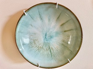 lot 25 image: 4 Decorative Vintage Plates with Wall Hanging Brackets