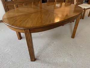 lot 7 image: Dining Room Table with Leaf and 6 Chairs