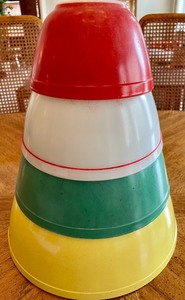 lot 86 image: Wonderful Pyrex Bowls
