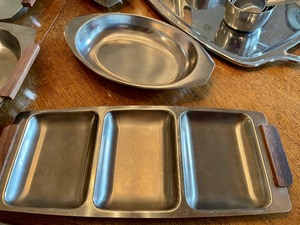 lot 127 image: Classy Metal Serving Lot