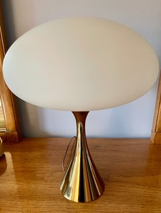 lot 153 image: AMAZING Hand Blown Glass Lamp