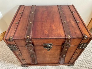 lot 161 image: Small Decorative Chest