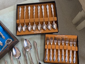 lot 110 image: Rogers Bros. Stainless Flatware