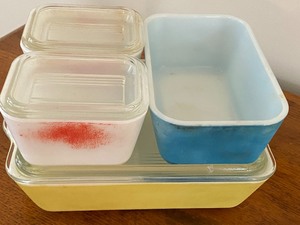 lot 118 image: Pyrex Fridgies