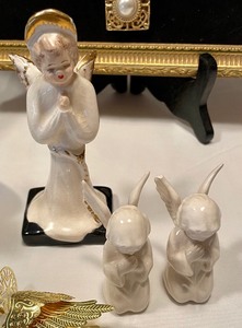 lot 196 image: Holiday Grouping