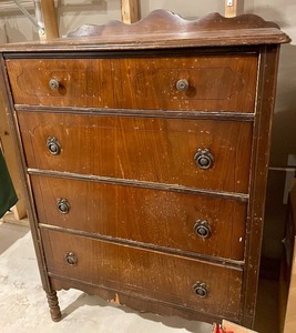 lot 281 image: Vintage 4 Drawer Dresser