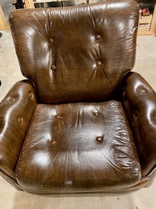 lot 284 image: Brown Leather Recliner