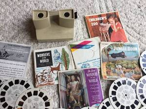 lot 322 image: Vintage View Master w Several Reels