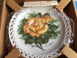 lot 329 image: 3 Decorative Plates in Original Boxes