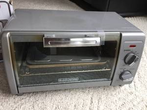 lot 353 image: Black and Decker 4 Slice Toaster Oven