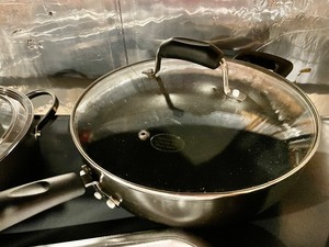 lot 371 image: Kitchen Cookware