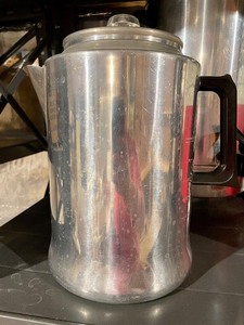 lot 377 image: Hot and Cold Beverage Containers and Dispensers
