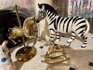 lot 402 image: 2 Vases and Animal Figurines