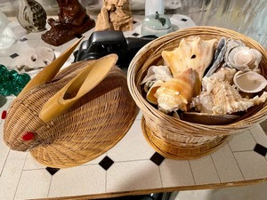 lot 406 image: Great Grouping- Variety of Fun Vintage Items