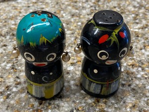 lot 201 image: Pair Vintage Wood Black Americana Salt & Pepper Shakers