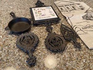lot 202 image: Set Vintage Cast Iron Trivets & Mini Wagner Ware 1050 Cast Iron Pan & Tea Towel