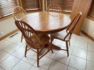 lot 209 image: Wood Round Kitchen Table w 4 Chairs & 1 Leaf