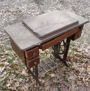 Vintage Singer Sewing Cabinet With Sewing Machine