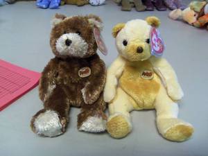 Lot of 2 Cracker Barrel Bears