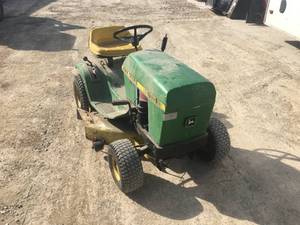 lot 7 image: Vintage John Deere 111 Lawn Tractor