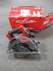 lot 17 image: Milwaukee M18 FUEL 18-Volt Lithium-Ion Brushless Cordless 7-14 in. Circular Saw (Tool-Only), 2732-20. Used.