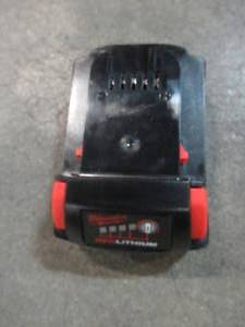lot 39 image: Milwaukee M18 18-Volt Lithium-Ion 1.5 Ah Compact Rechargeable Battery 48-11-1815. Used.