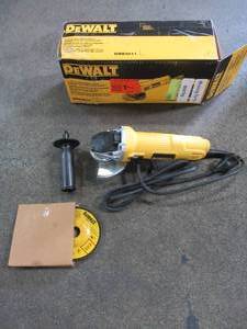 lot 52 image: Dewalt 7 Amp 4-12 in. Small Angle Grinder with 1-Touch Guard, DWE4011 - Used. Missing Nut.