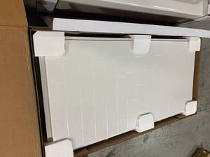 lot 102 image: Lot of bathtub and wall tiles Customer Returns See Pictures