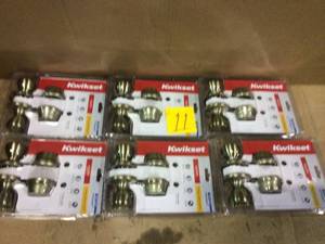 lot 11 image: Tylo Antique Brass Exterior Entry Door Knob and Double Cylinder Deadbolt Combo Pack by Kwikset Customer Returns See Pictures 