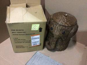 lot 66 image: 16 in. W Animal Laundry Hamper in Brown Customer Returns See Pictures 