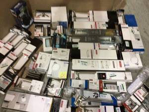 lot 68 image: HUGE MIX LOT OF TOWEL BAR & TOWEL RINGS & HOLDER TOILET PAPER BY DELTA Customer Returns See Pictures 