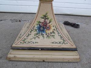 lot 74 image: Nice Vintage Tole Painted Wood Floor Lamp