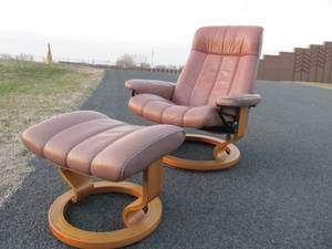 lot 77 image: Vintage EKORNES Stressless Lounge Chair wMatching Ottoman