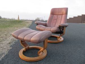 lot 78 image: Vintage EKORNES Stressless Lounge Chair wMatching Ottoman