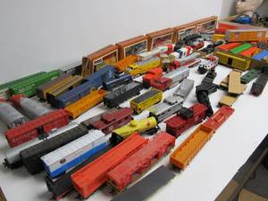 lot 155 image: HUGE Lot of HO Gauge Model Train Cars & Engines