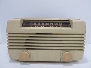 lot 137 image: Vintage RADIOLA Model 61-9 Radio
