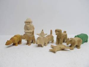 lot 238 image: Lot of Vintage Folk Art Carved Wooden Animals