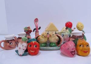 lot 287 image: Nice Group of Vintage 1950s Anthropomorphic Salt & Pepper Shaker Sets