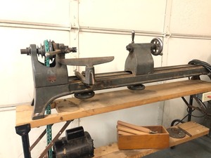 lot 279 image: Heavy Duty Vintage Woodworking Lathe wChisels